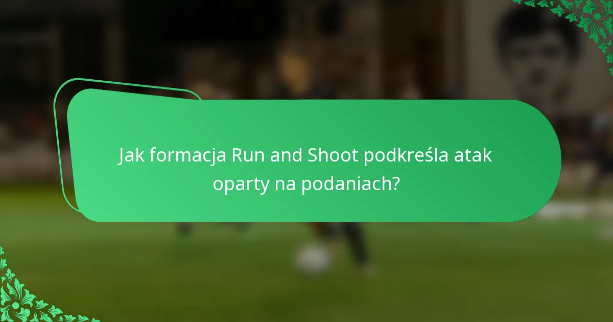 Jak formacja Run and Shoot podkreśla atak oparty na podaniach?